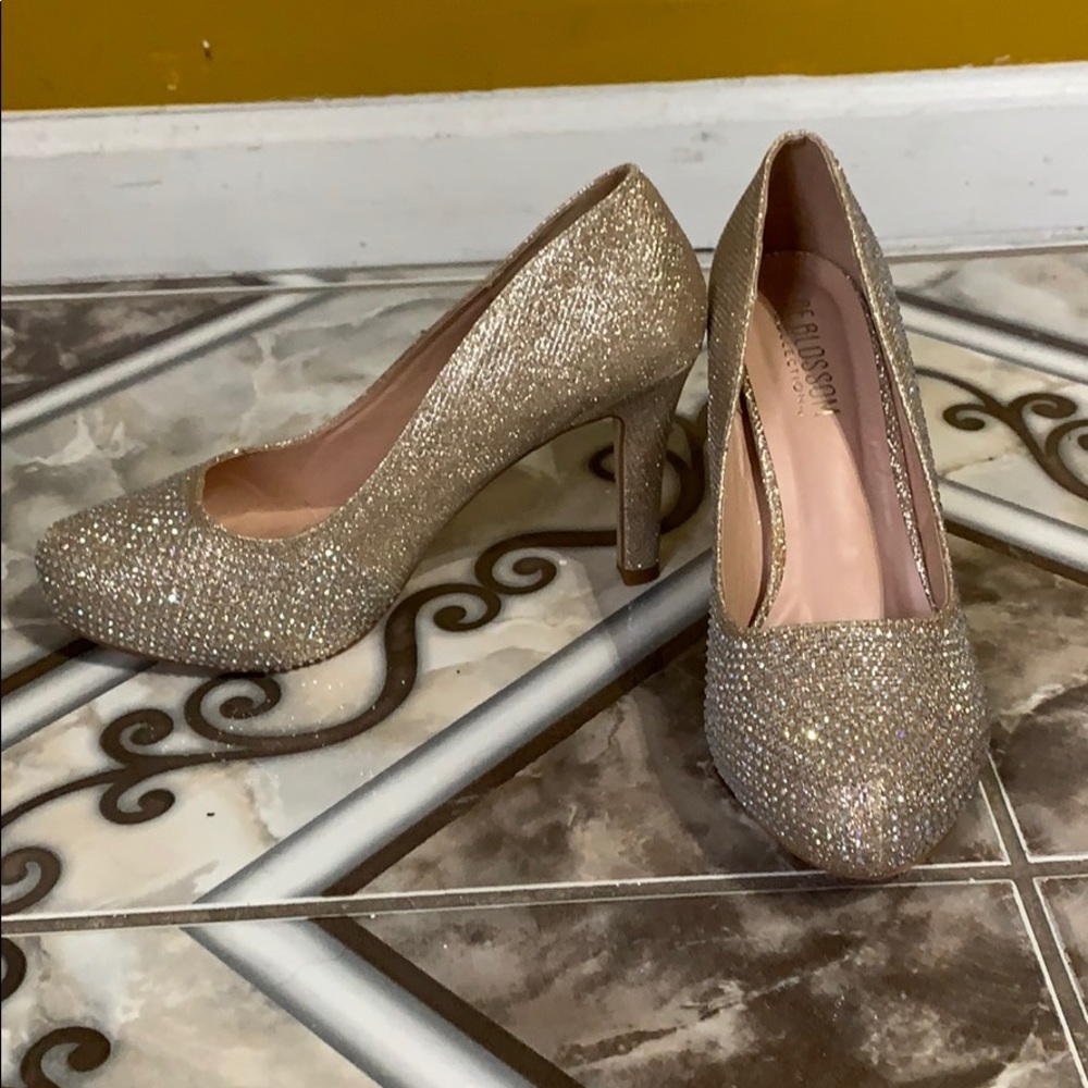 Sparkly golden high heels shoes